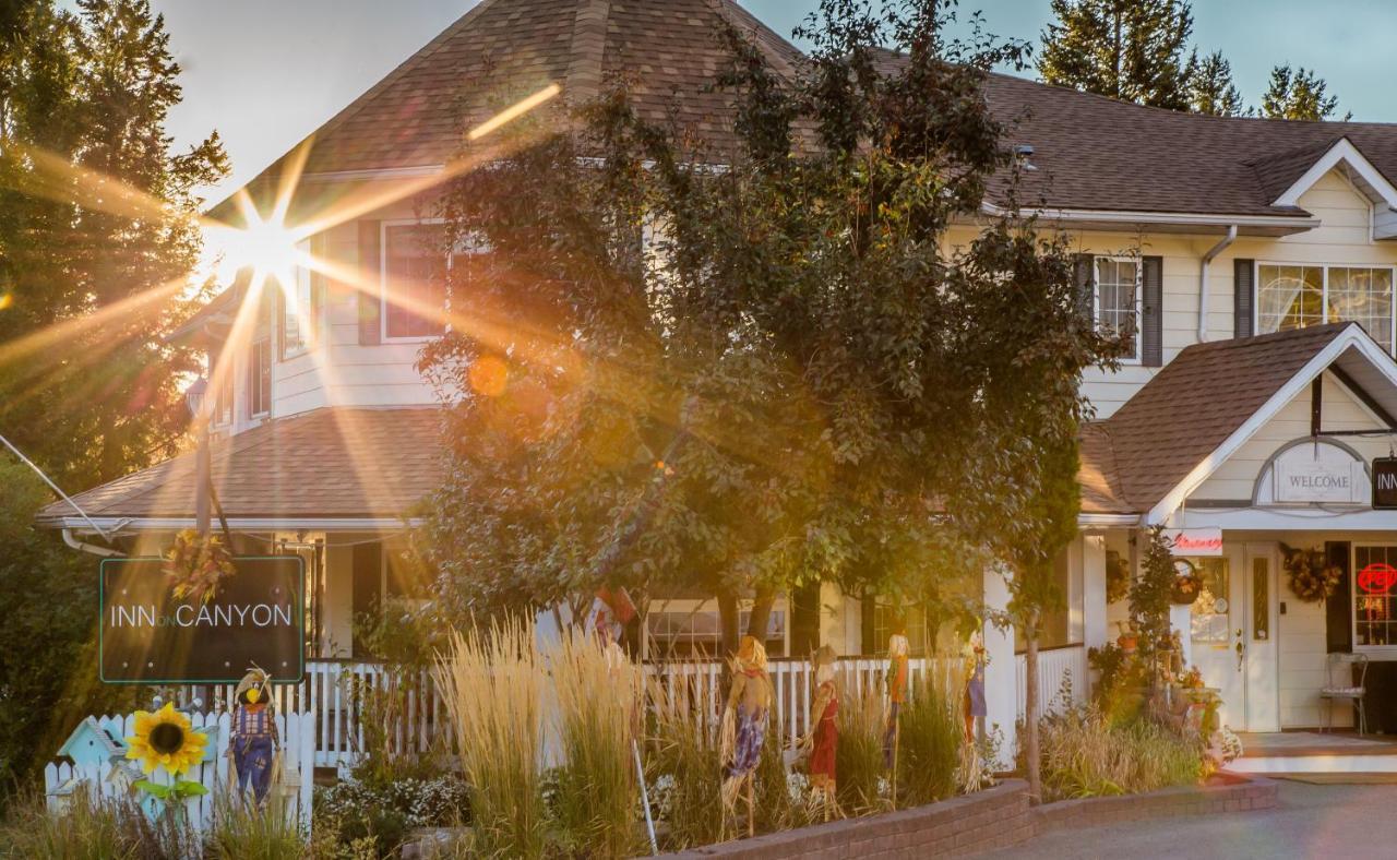 Inn On Canyon Radium Hot Springs Exterior foto